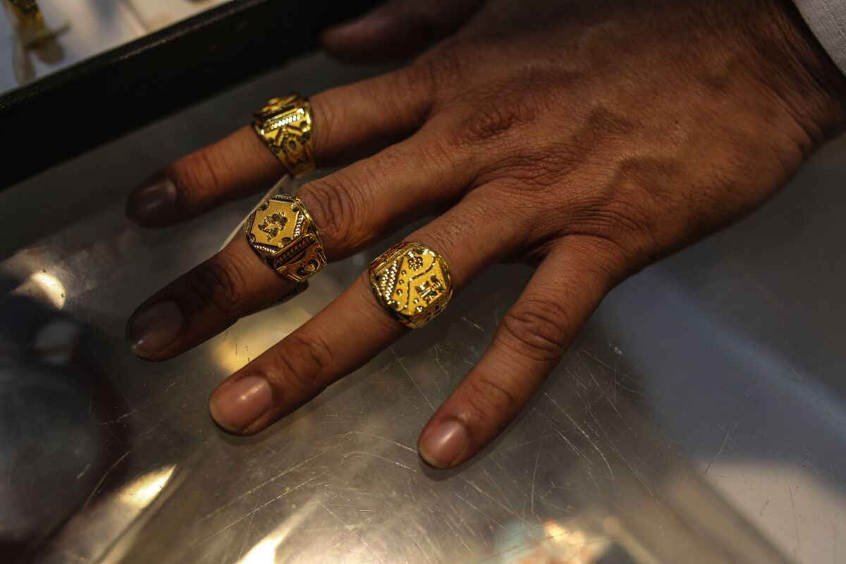 Jewelers Sell $1 Gold Online as Indians Warm Up to Internet Buys ...