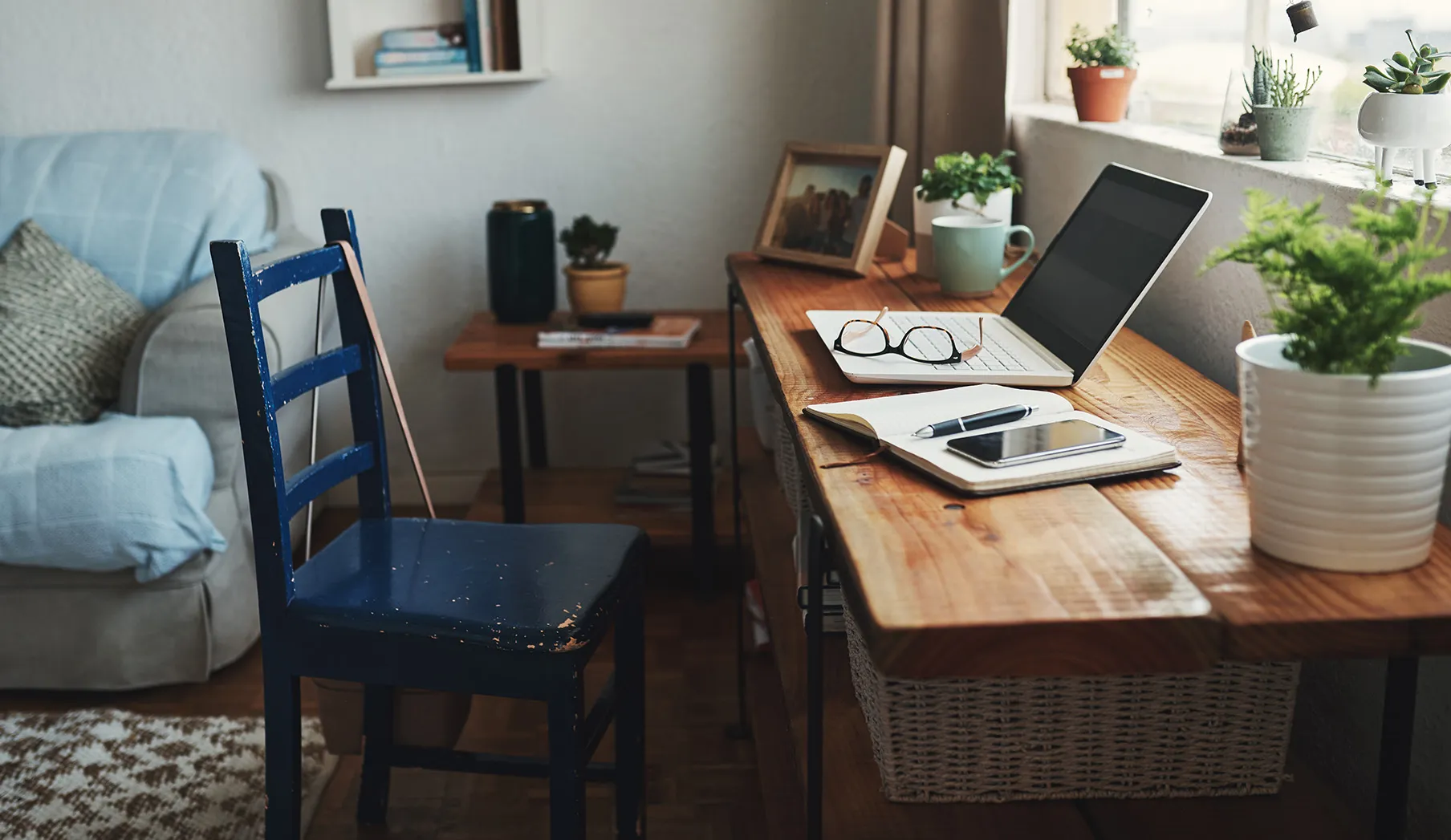 RF wfh work from home laptop empty desk