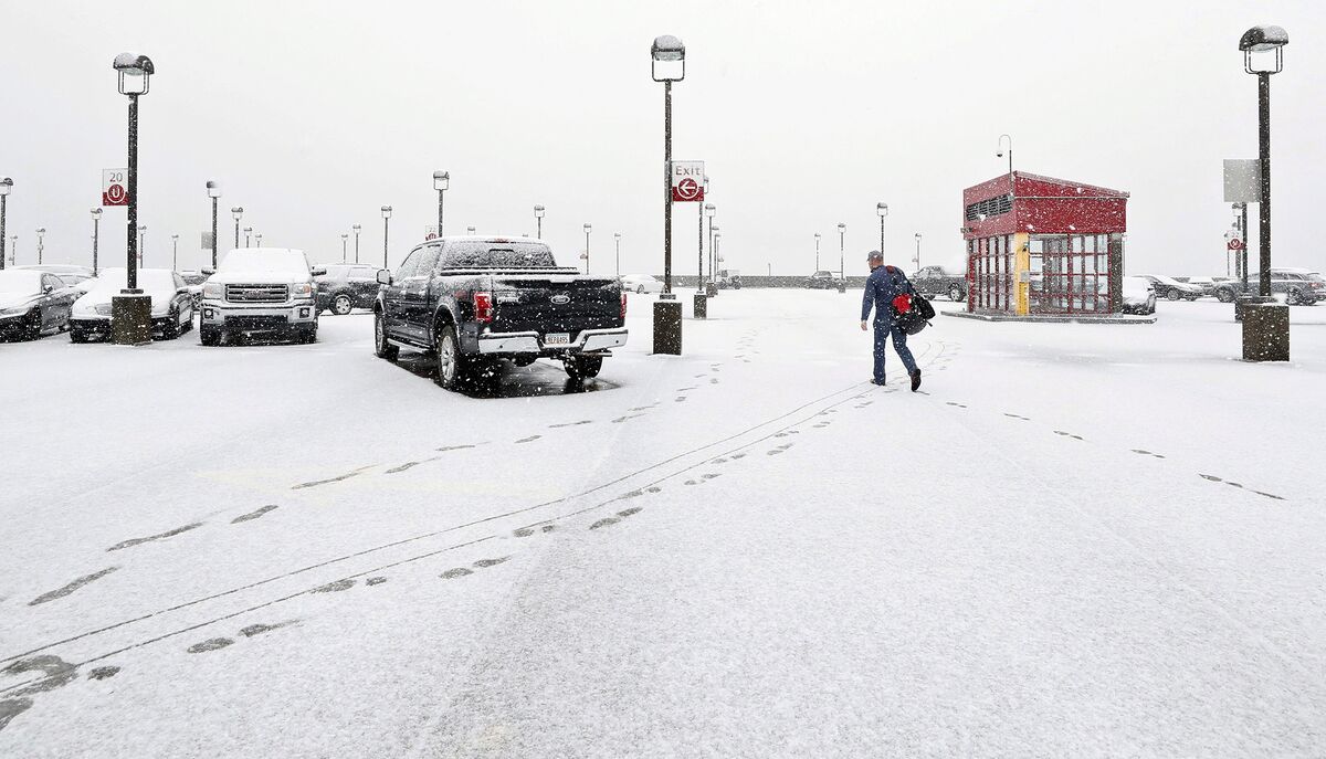 Delta Cancels 625 Flights as Snowstorm Hits Atlanta Airport - Bloomberg