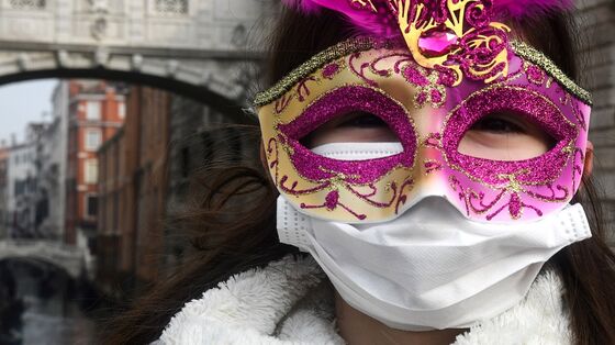 In Venice, Virus Fears Thin Out the Fat Tuesday Crowds