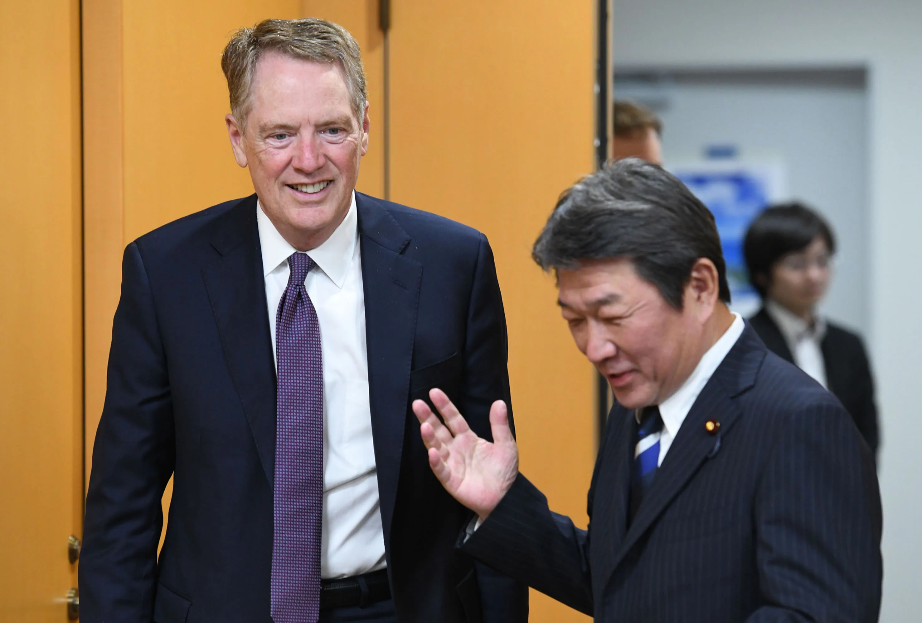 Robert Lighthizer&nbsp;is welcomed by Toshimitsu Motegi&nbsp;in Tokyo on May 25.&nbsp;