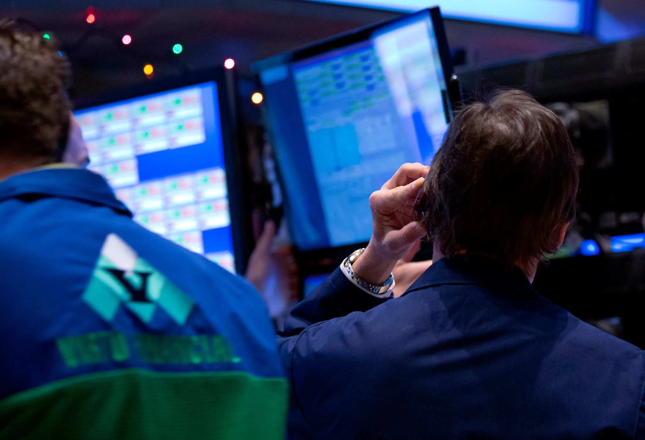 The quirk, which follows six years in which U.S. companies struggled to boost revenue even as cost-cutting and buybacks caused earnings to double, illustrates one of the biggest obstacles to extending the bull market in 2015.
