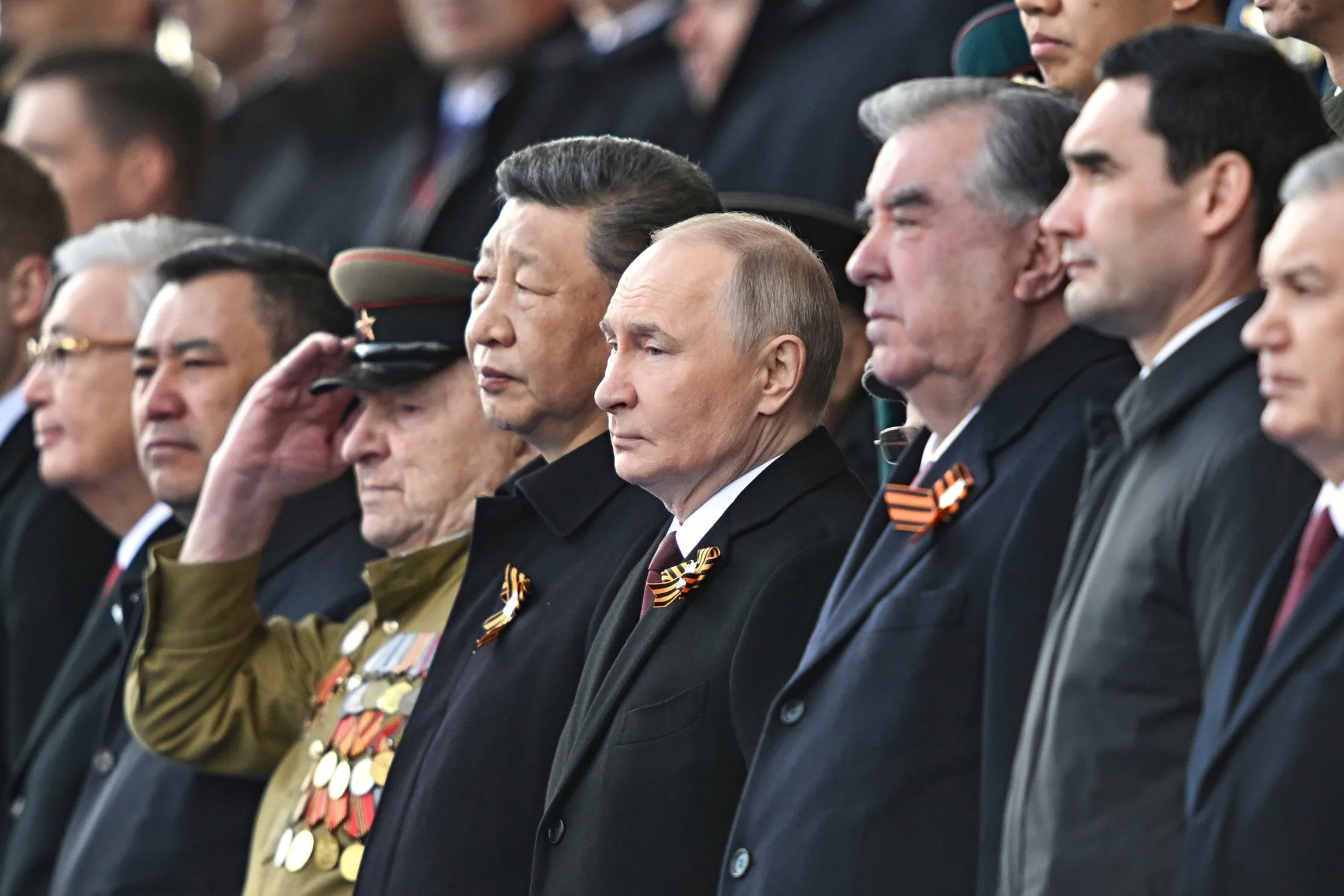 モスクワで行われた軍事パレードに出席するロシアのプーチン大統領と中国の習近平国家主席（９日）