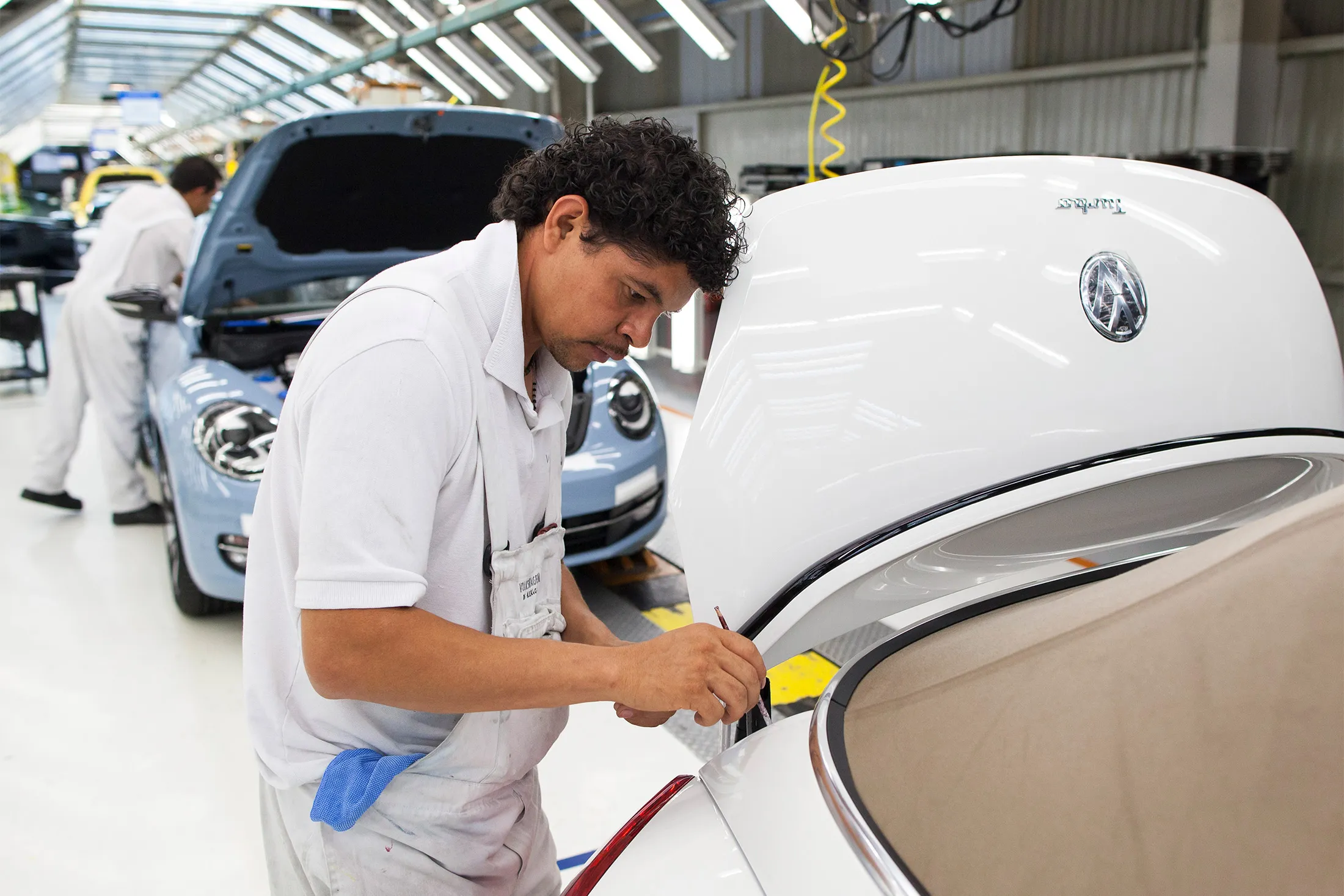 Employees work at the VW Beetle plant in Puebla, Mexico in 2013.