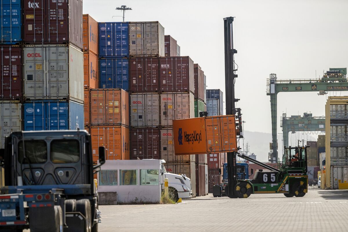Trump Proposes New Levies of at Least 10% to Rebuild Tariff Wall