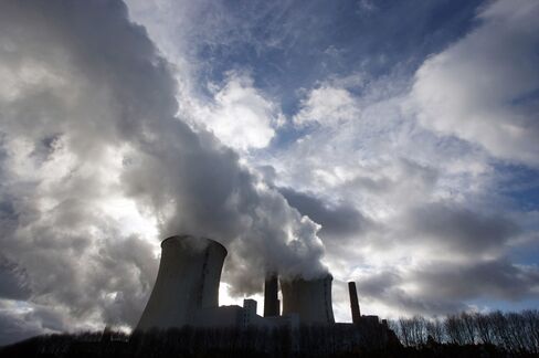 EU Carbon May Decline to Record as Glut Expands