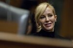 ムニューシン米財務長官と妻のルイーズ・リントンさん