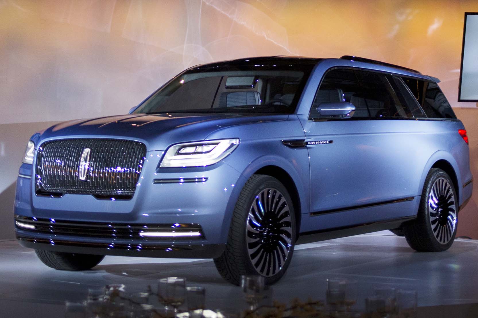Ford to Revamp Lincoln Navigator SUV With Retro American ...