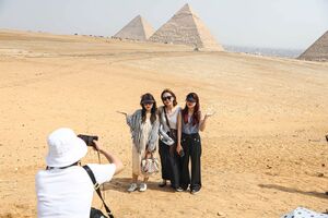EGYPT-GIZA-PYRAMIDS-CHINESE TOURISTS
