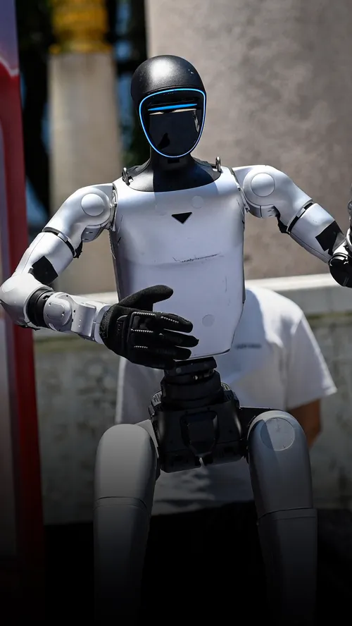 Watch Humanoids Make Stock Market Debut in China’s AI Push - Bloomberg