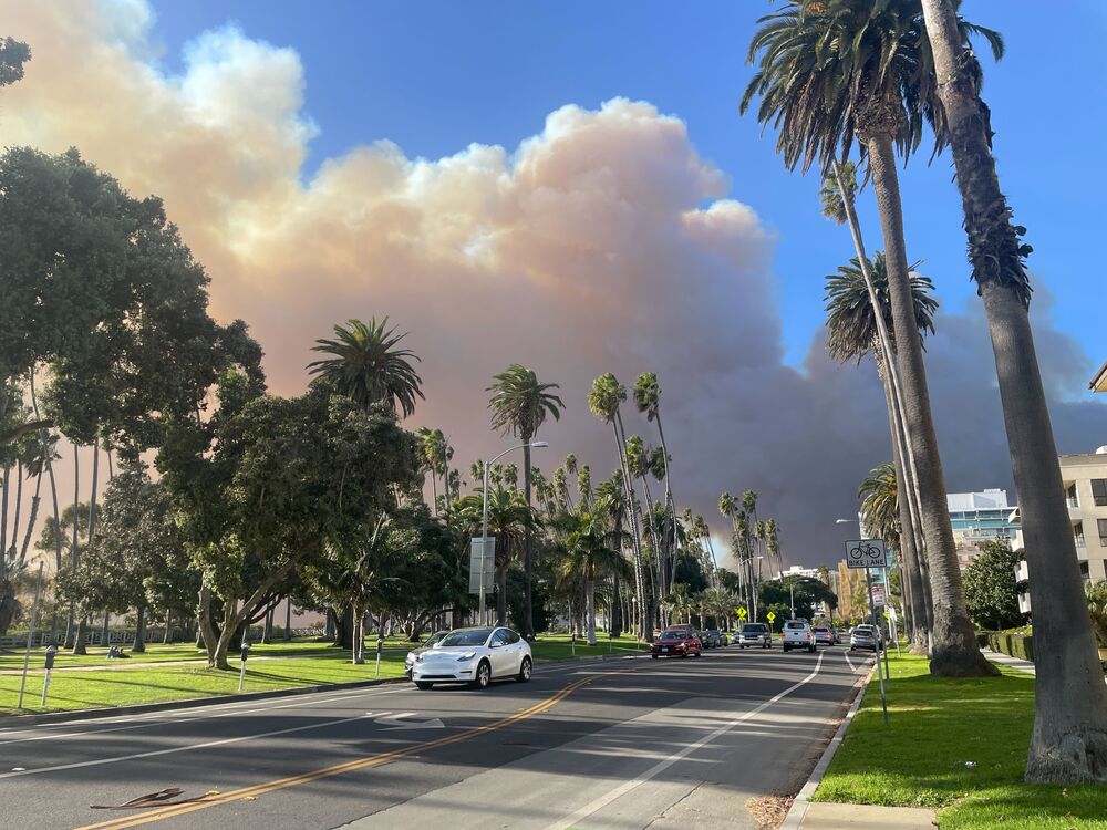 Santa Monica - 山装う様○3点 ロサンゼルス、高級住宅街襲った山火事が拡大－サンタモニカ
