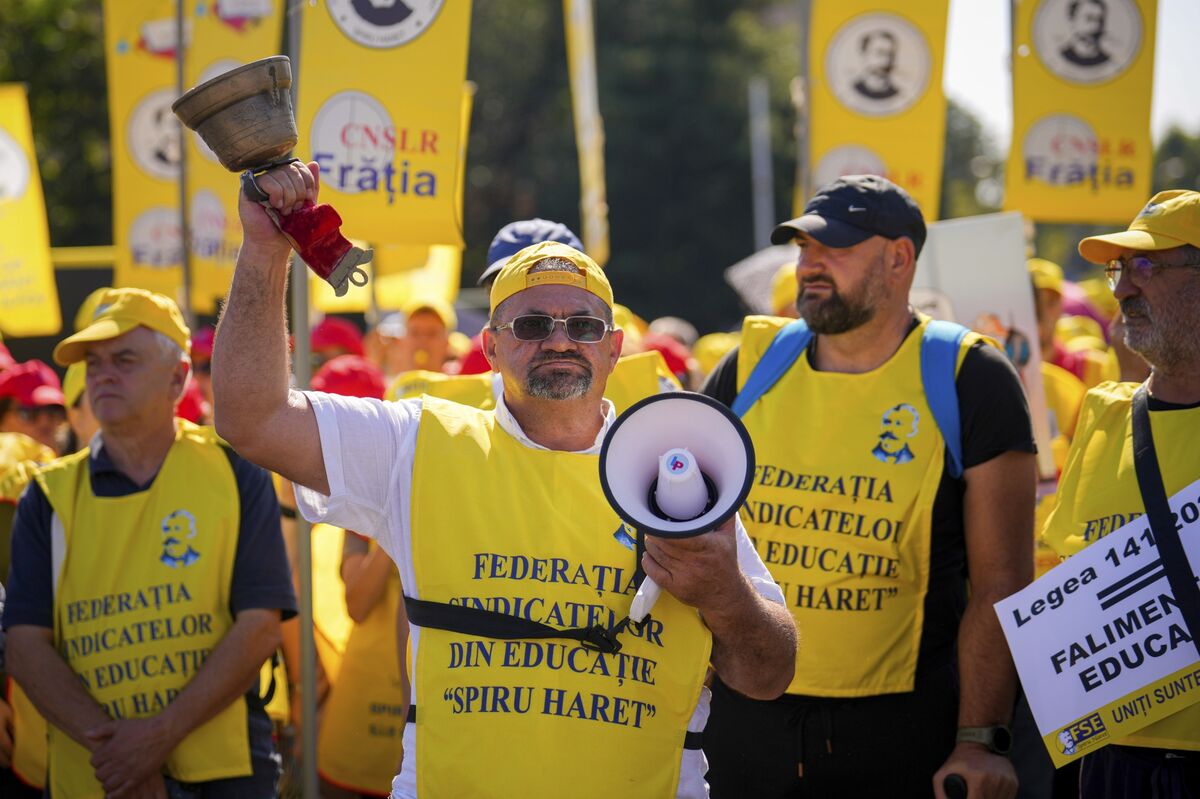Romanian Teacher Protest Draws Thousands Over Austerity Agenda