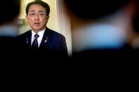 Trump-Ishiba Call Gives Akazawa Momentum For Trade Talks