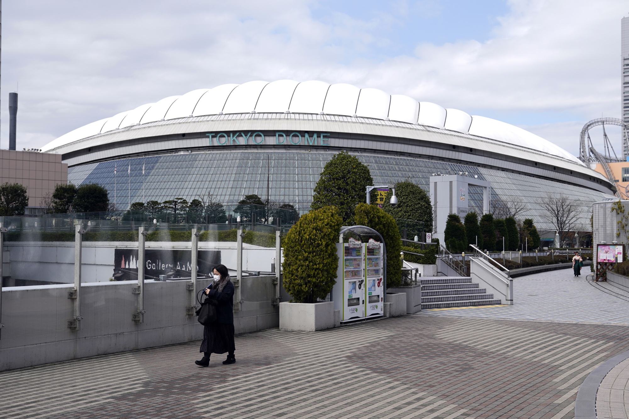 野球プレシーズンが観客なく続く東京ドーム内外