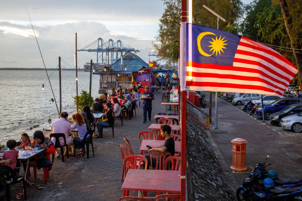 Malaysia Banks on Subsidy Savings to Narrow 2024 Fiscal Deficit