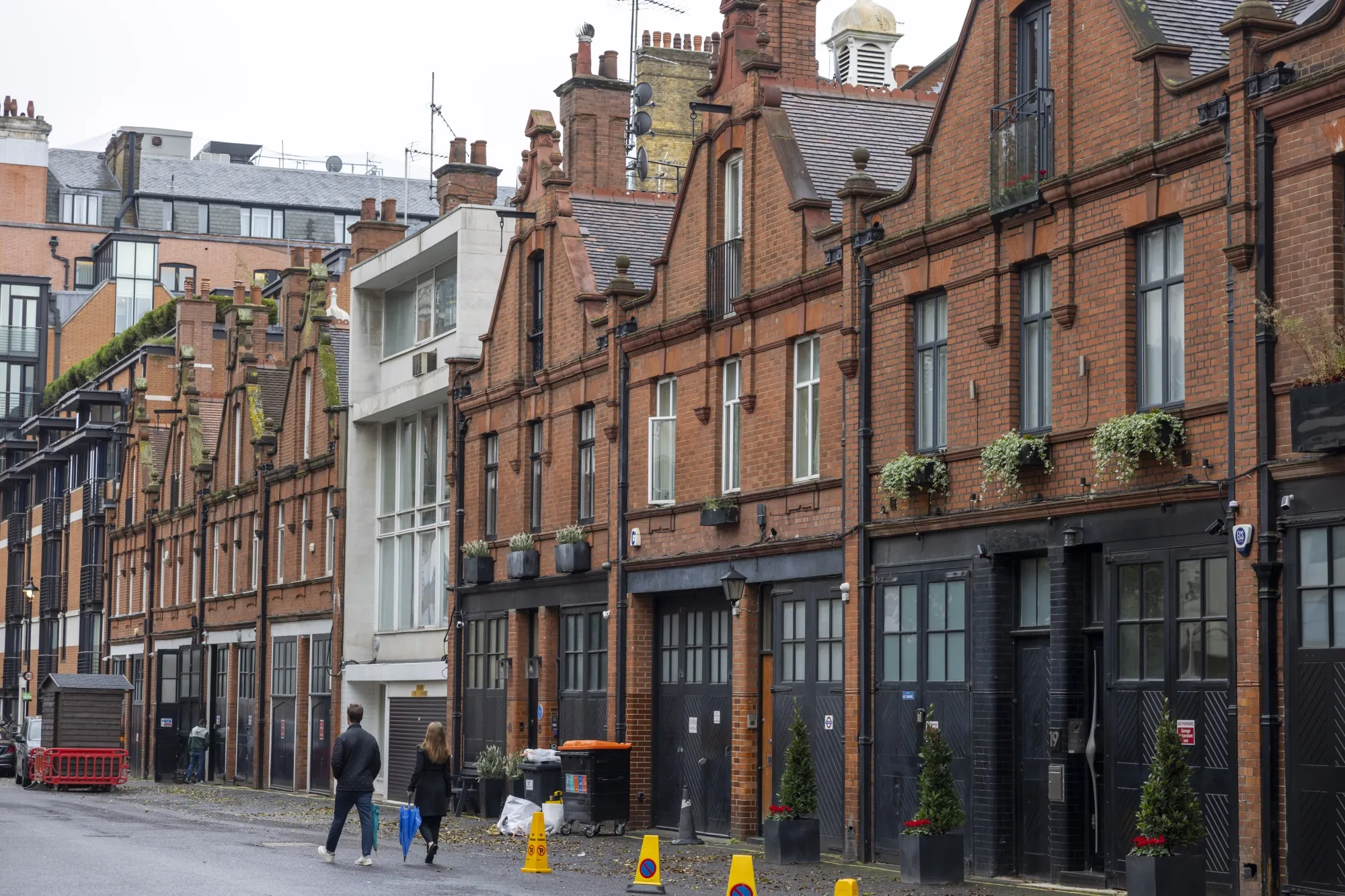 London's Prime Mansions Aren't Selling Amidst UK Budget Worries