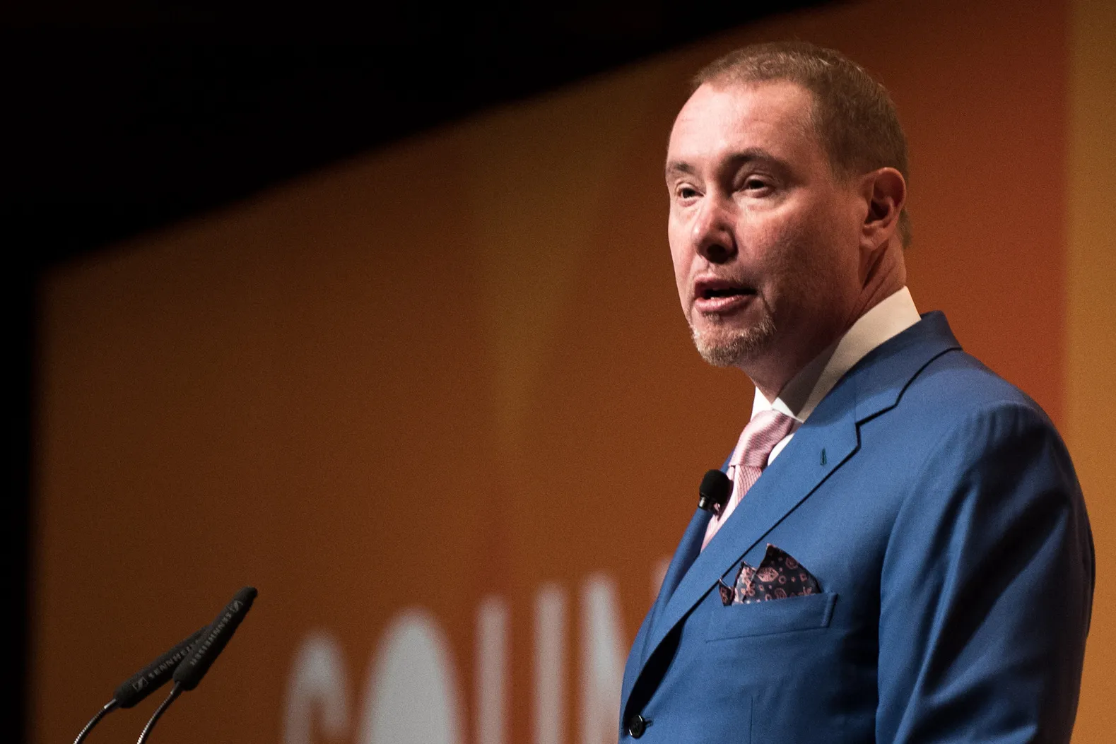 ガンドラック氏の債券ファンド、短めのデュレーションでライバルに差 - Bloomberg