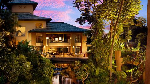 The common spaces at the Four Seasons Lanai are meticulously landscaped.
