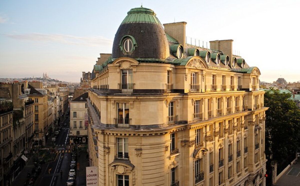 Здания парижа фото The Cost of Paris Apartment Rentals Is Falling After Strict New Rent Control Law
