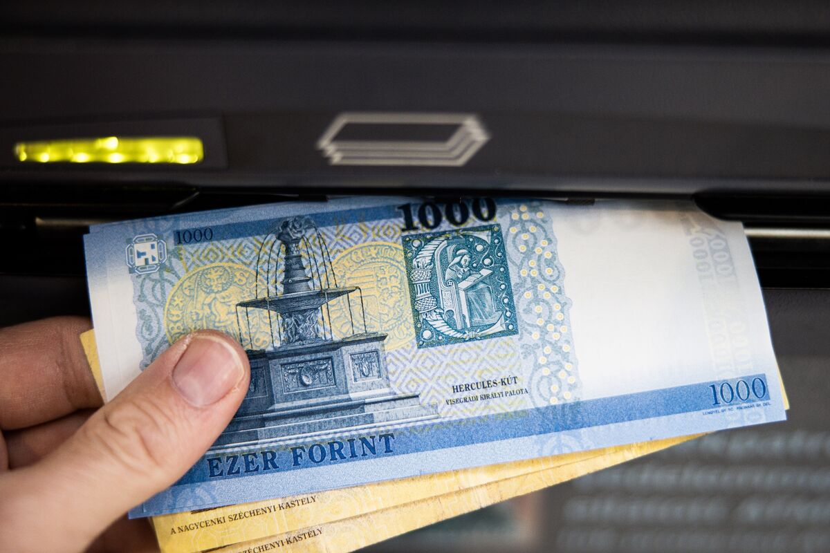 Forint Lags Emerging Peers as Energy Hit Amplifies Hungary Risks