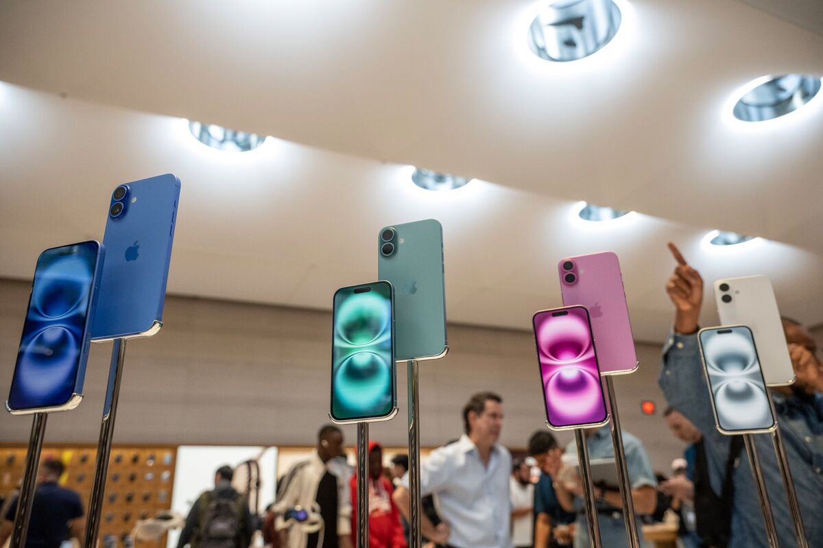 Chinese Smartphone Exports to US Plunge to Lowest Since 2011