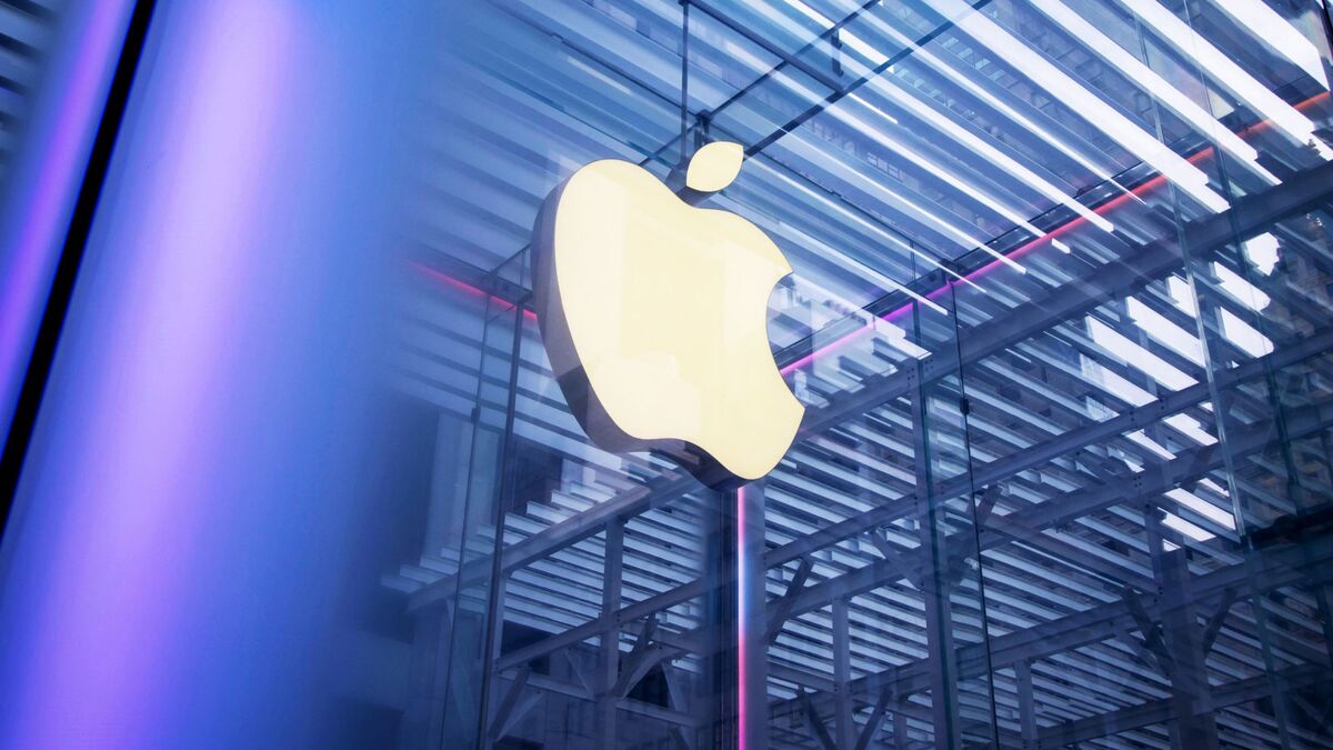Foldable iPhones Put Apple’s Best-Not-First Strategy to the Test