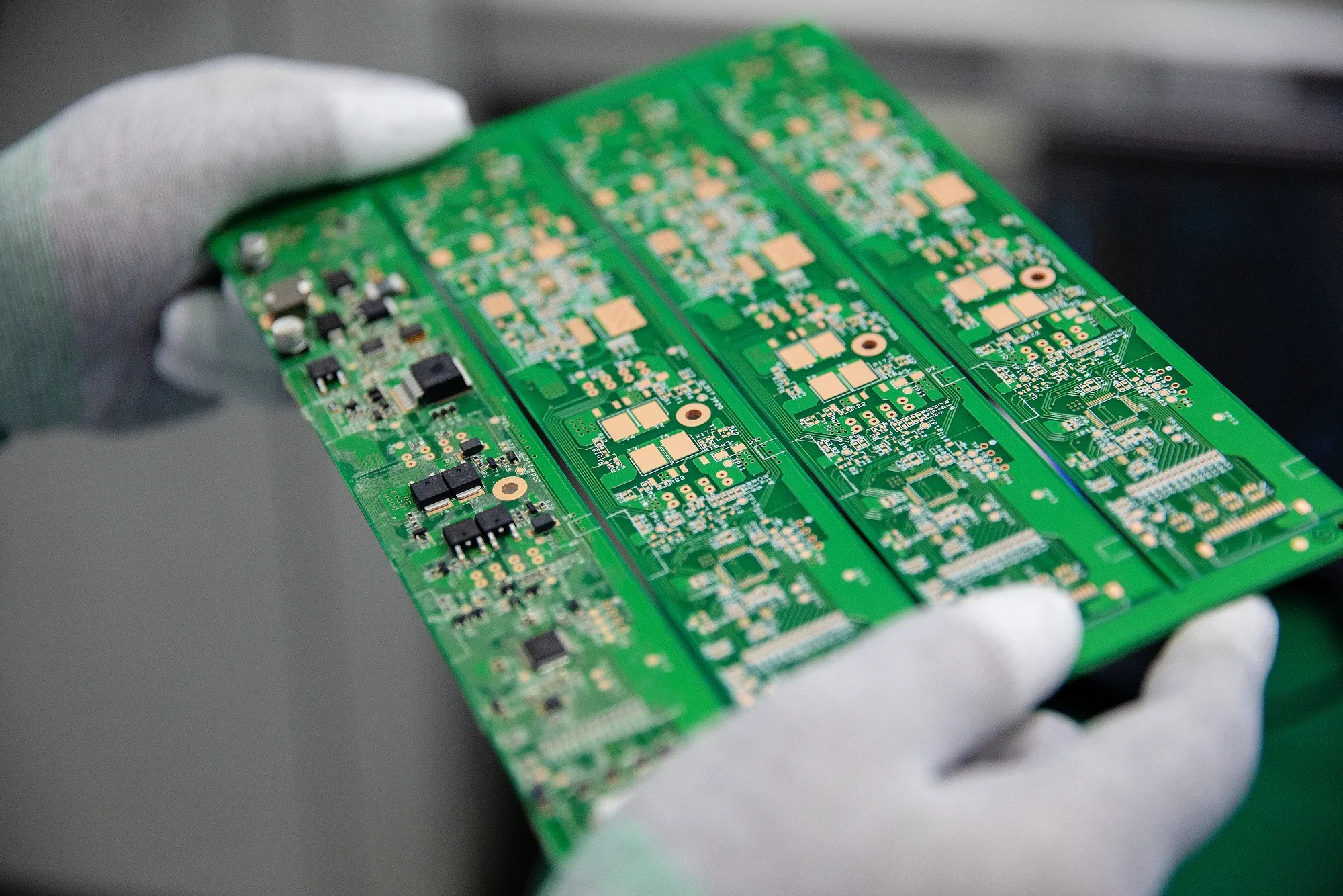 半導体株が記録的な上昇を遂げた4月に総じて様子見姿勢を維持していた個人投資家が、一転して前のめりになっている