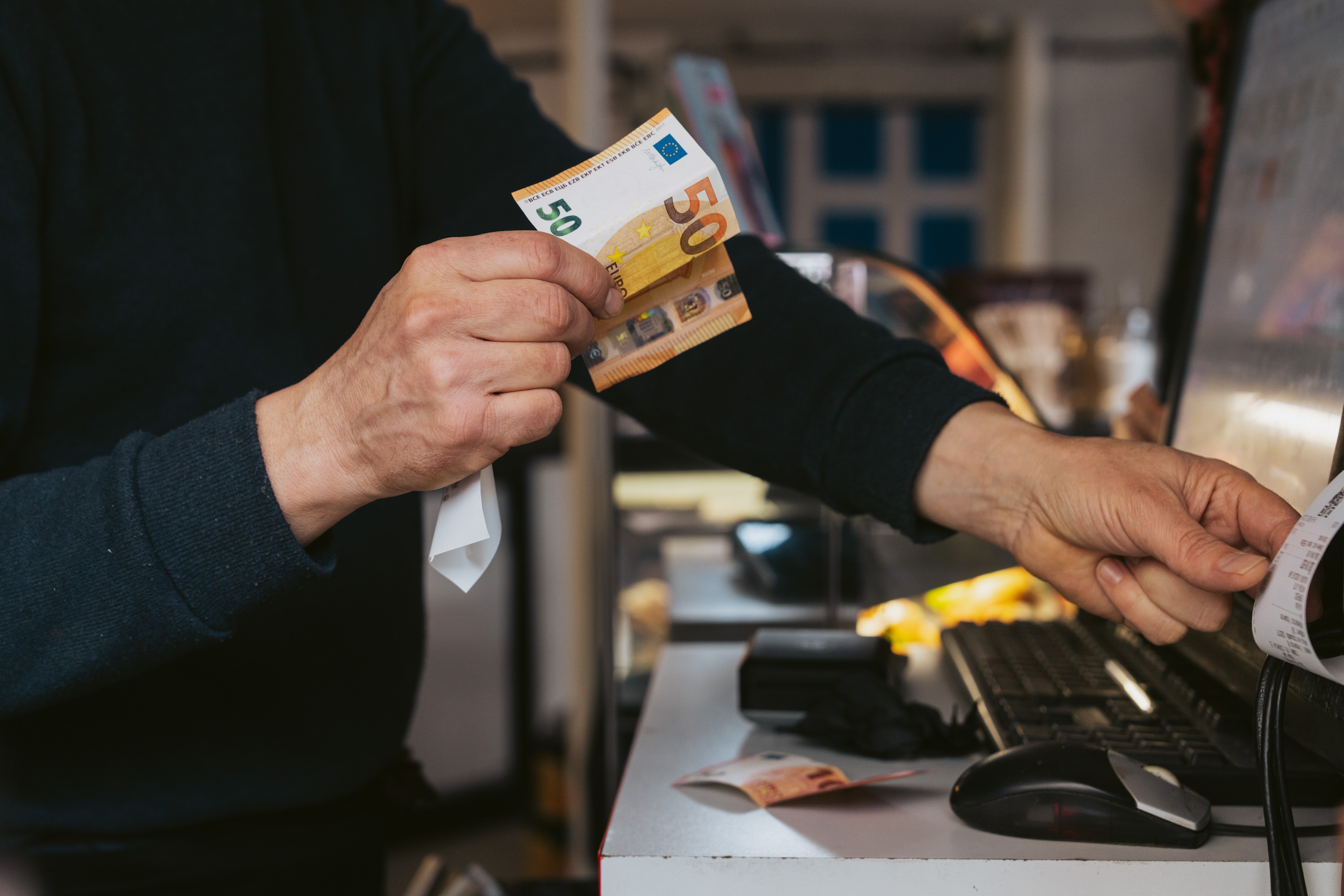 A cashier handles euro banknotes at a cafe in Sofia, Bulgaria in Sofia, Bulgaria, on Thursday, Jan. 1, 2026. European Central Bank President Christine Lagarde said Bulgaria joining the euro area on Thursday is a testament to Europe’s ability to collaborate and defy international headwinds. Photographer: Michaela Vatcheva/Bloomberg