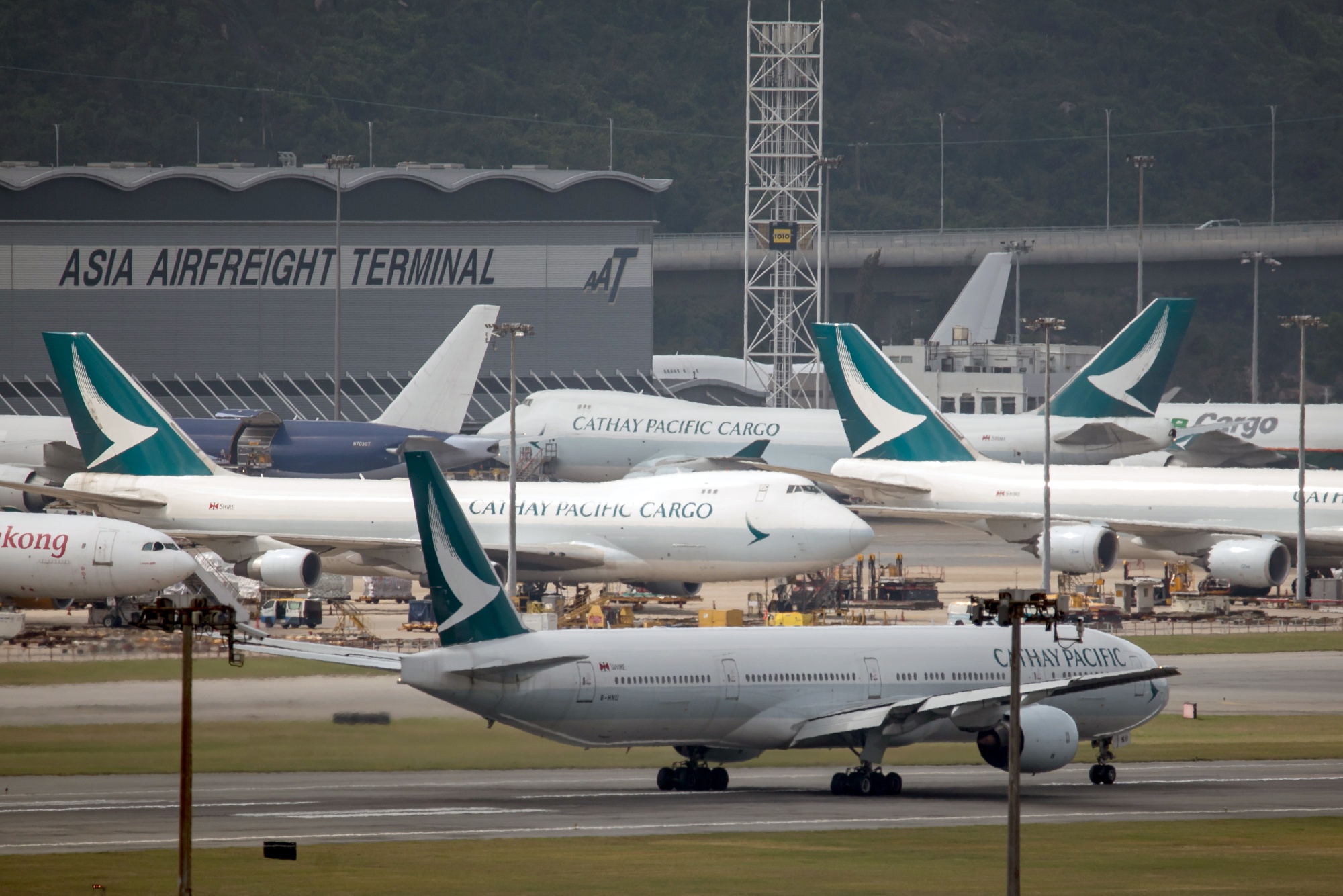 Cathay in Talks to Buy Shares in HNA-Backed Budget Carrier Hong Kong Express