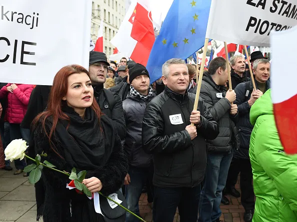 Varsovians protest government changes.

