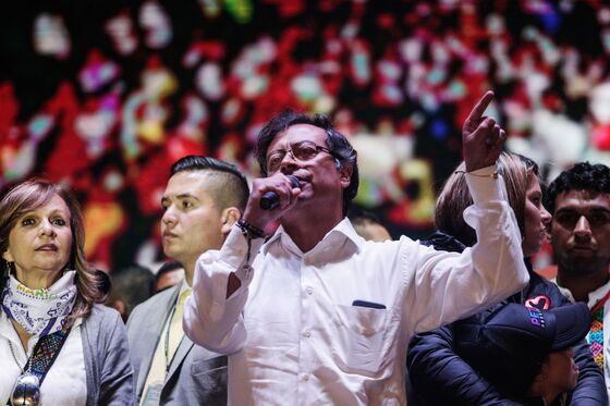 Market-Friendly Rightist Now Favorite to Win Colombia Presidency