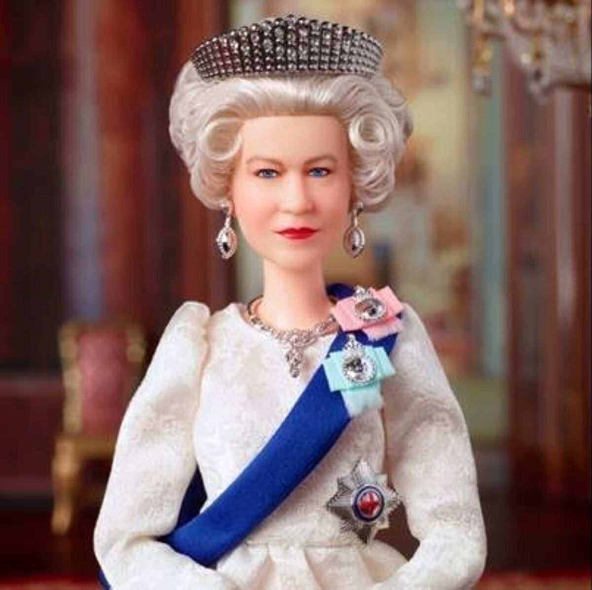 Ziek persoon knuffel waardigheid Where to Buy Barbie Queen Elizabeth Doll Marking Her Platinum Jubilee -  Bloomberg
