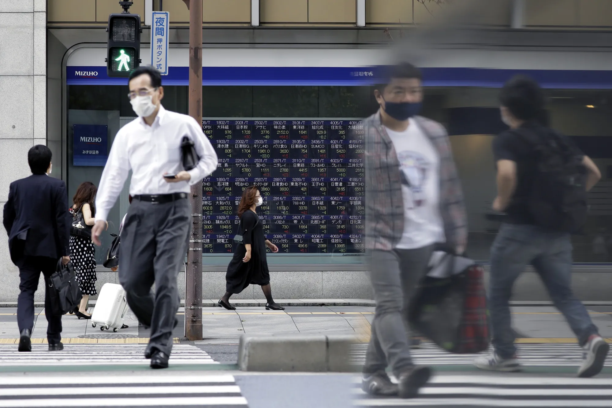 Japan Stocks Look to Cap Fourth Weekly Gain After Rate Decisions