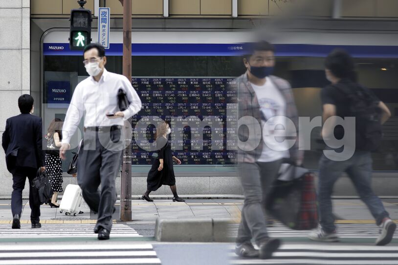 Japan Stocks Look to Cap Fourth Weekly Gain After Rate Decisions