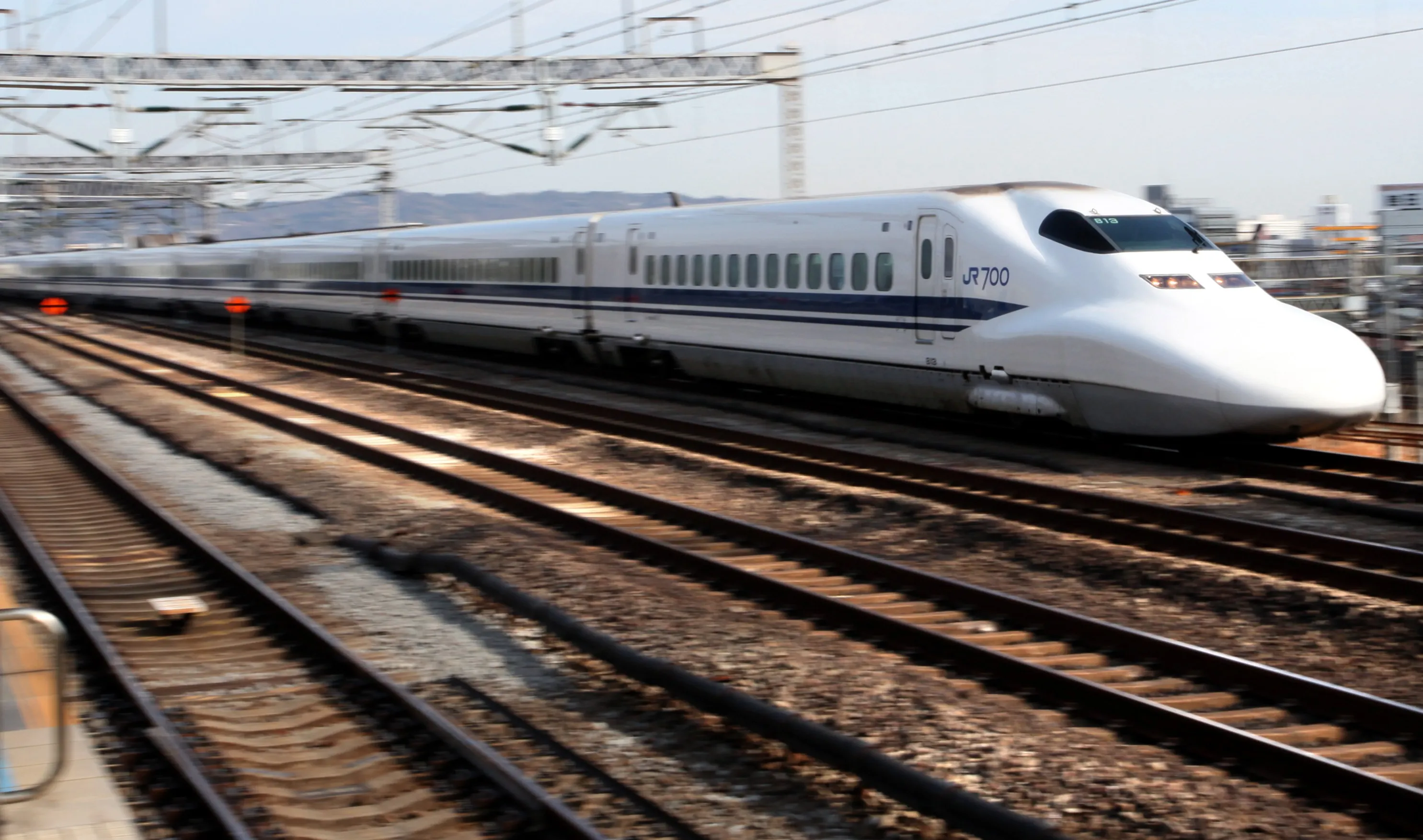 小田原駅を通過する東海道新幹線（2010年１月）
