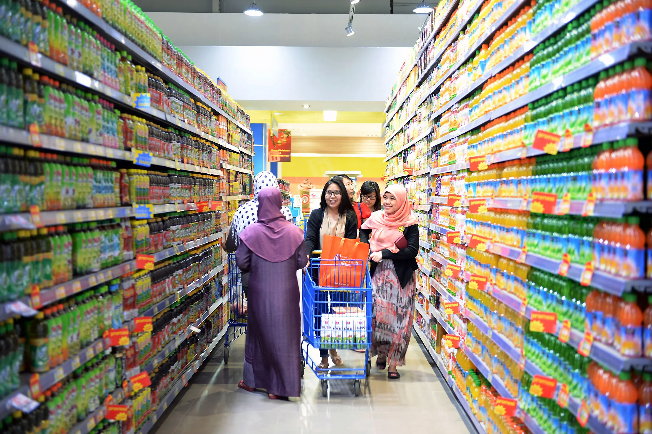 Customers browse for goods at a supermarket&nbsp;in Karawaci, Indonesia.