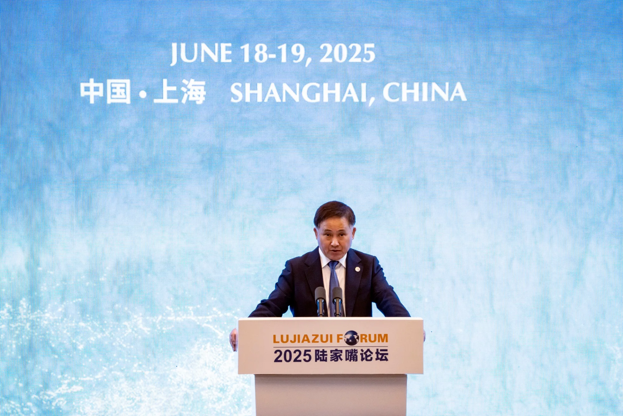 中国、ドル覇権の終わり見据える－複数の基軸通貨が競い合う体制想定 - Bloomberg