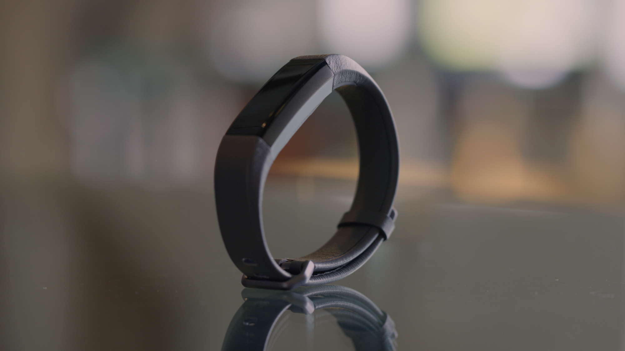 Fitbit Trails Apple and Xiaomi in Wearable-Device Race Bloomberg