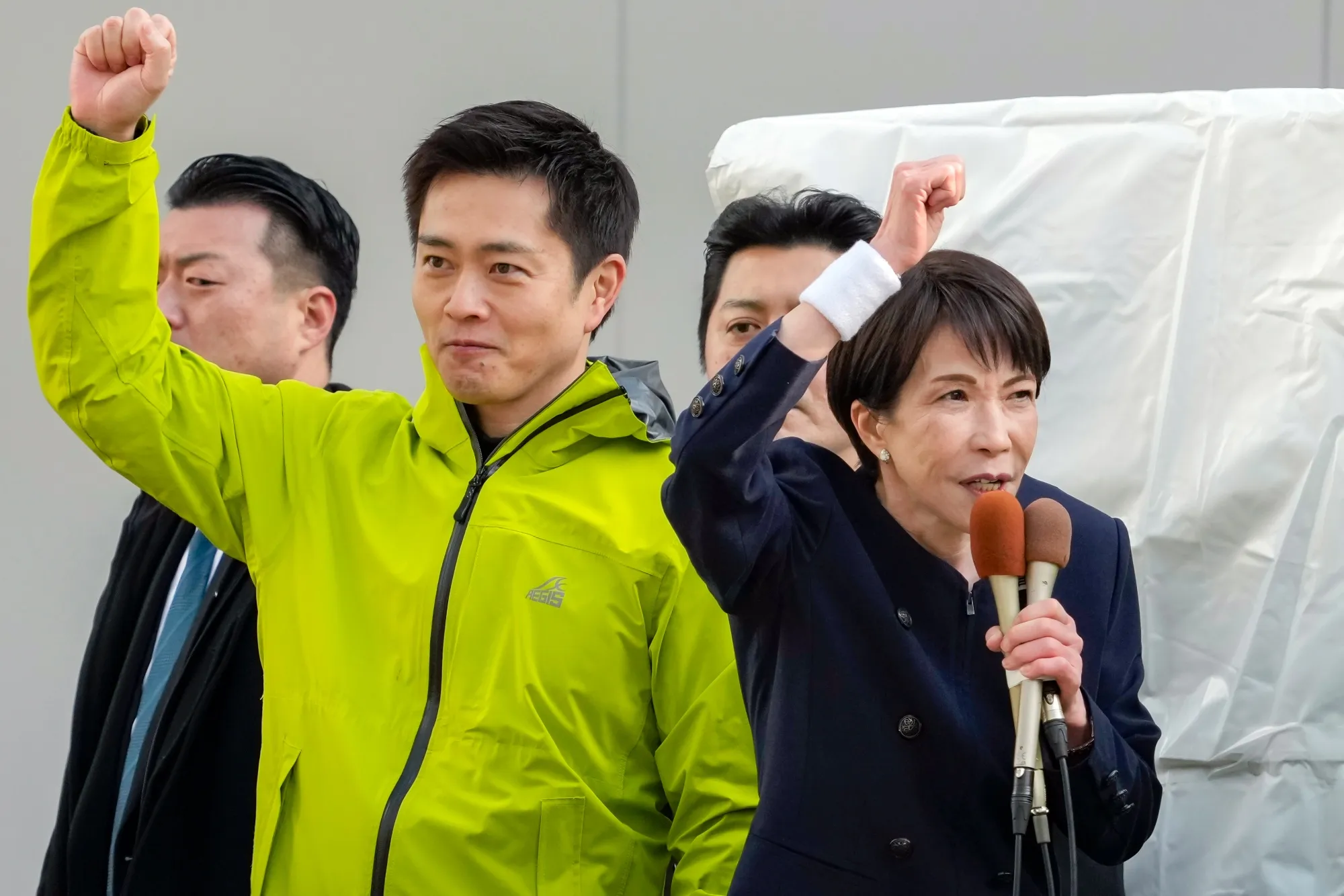 聴衆に支持を訴える高市総理と日本維新の会の吉村代表（２７日、秋葉原）
