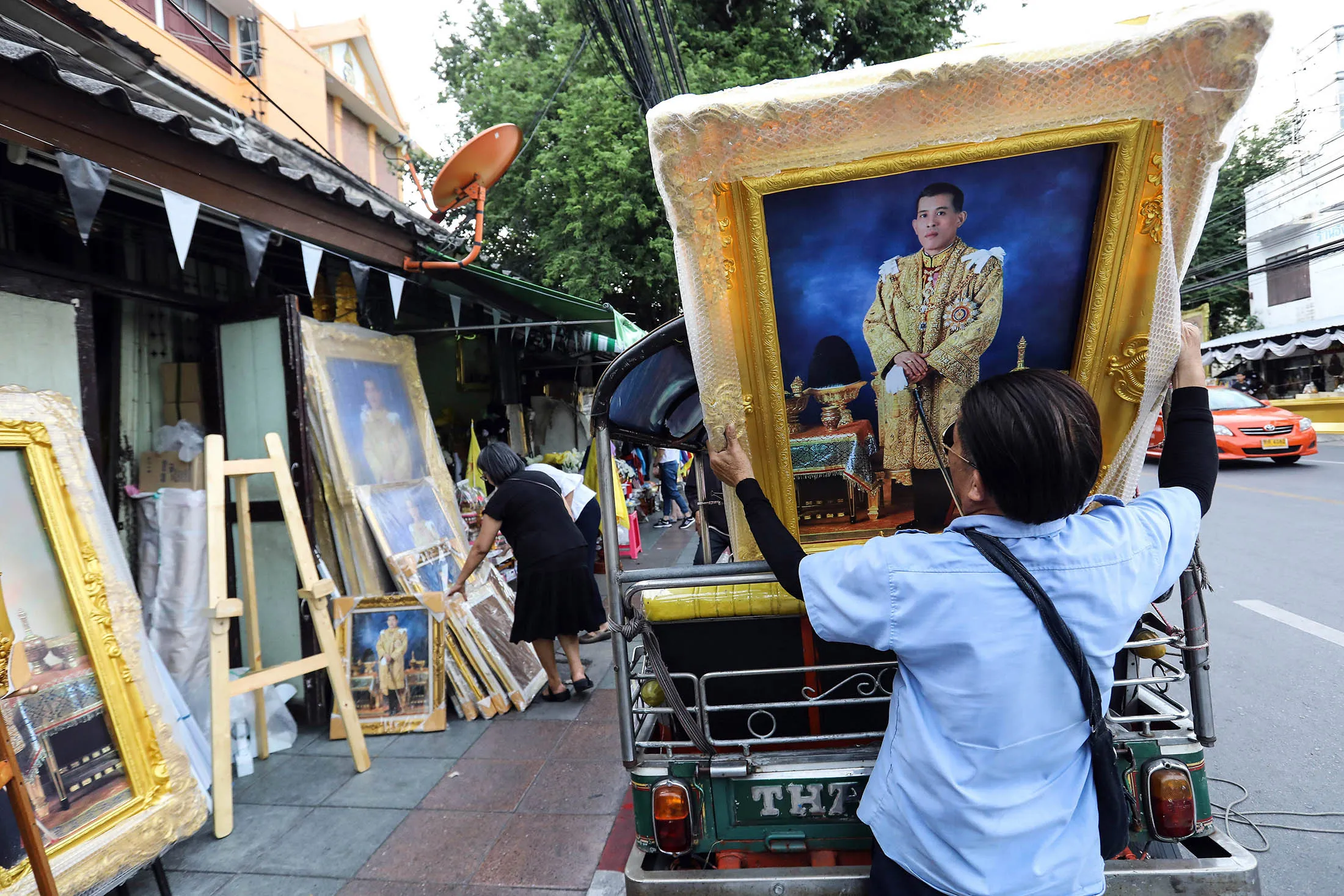 A man unloads portraits of Thai King Maha Vajiralongkorn in Bangkok.
