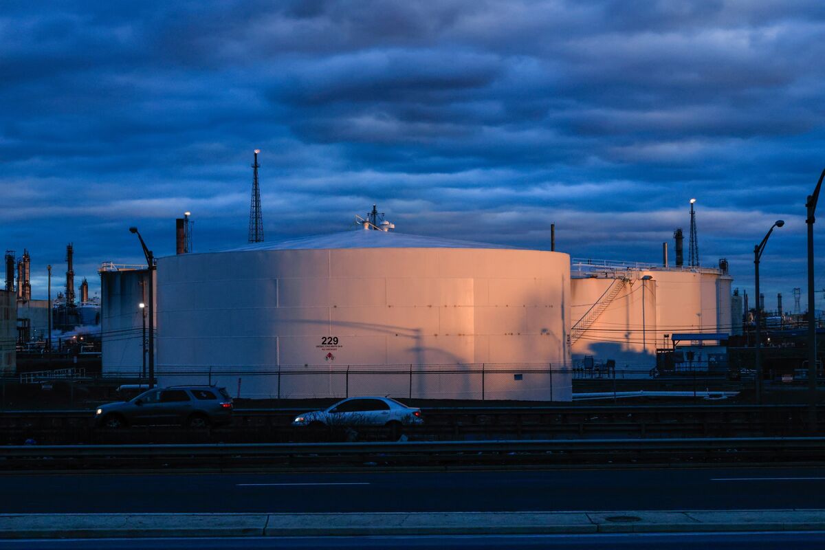 Oil Rises as Tensions Over Iran Eclipse Signs of Inventory Build