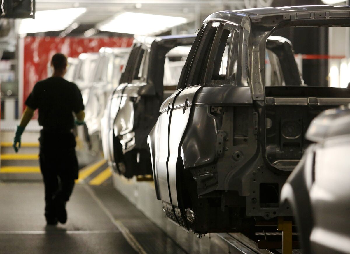 Jaguar Land Rover Cutting 2,000 Workers In Reorganization - Bloomberg