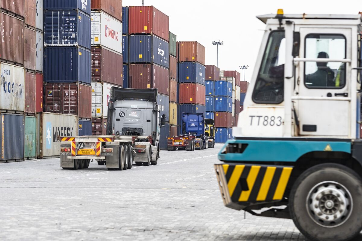 bloomberg.com - Anuradha Raghu - Malaysia Faces 'Critical Period' For Fuel by June, Minister Says