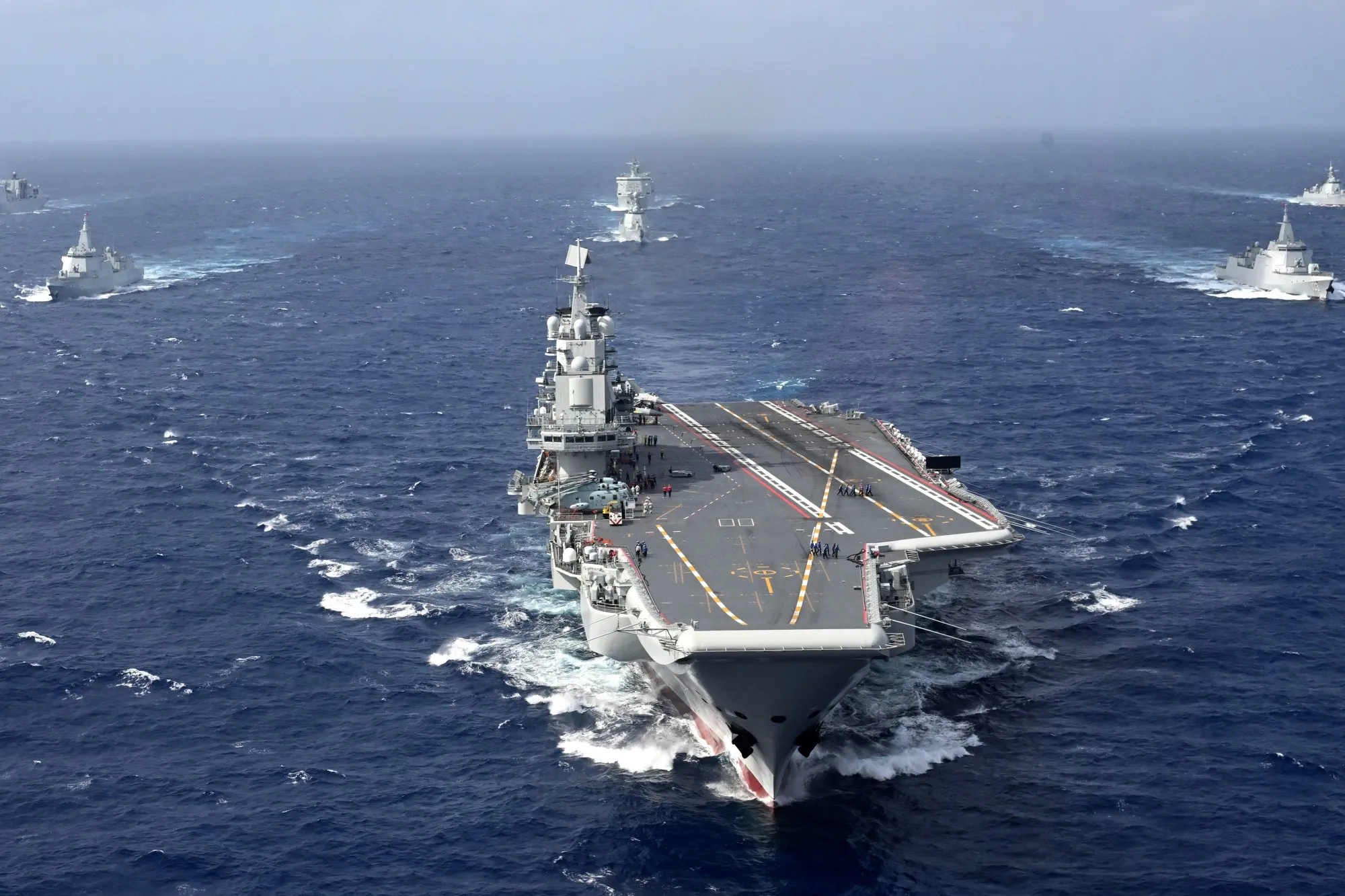中国空母が南鳥島沖で活動、日本のEEZ内航行も－防衛省が初確認