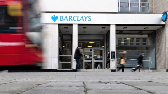 Barclays Shares Tumble as Holder Sells £900 Million Block