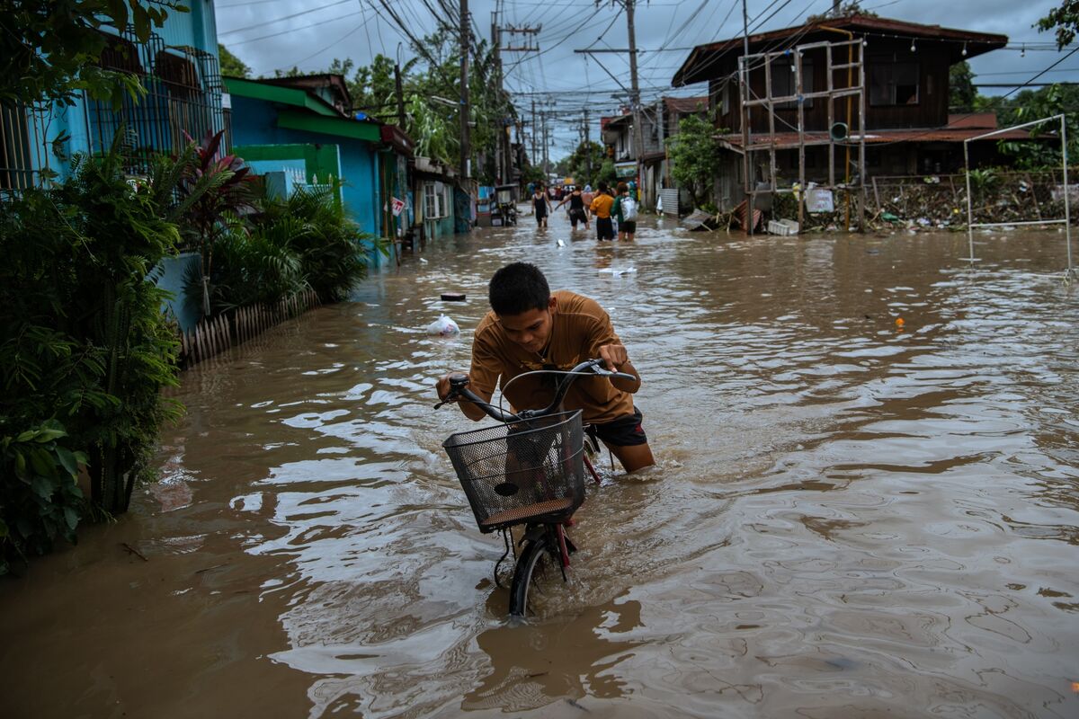 Typhoon Paeng (Nalgae) Death Toll Rises to 110 in Philippines - Bloomberg