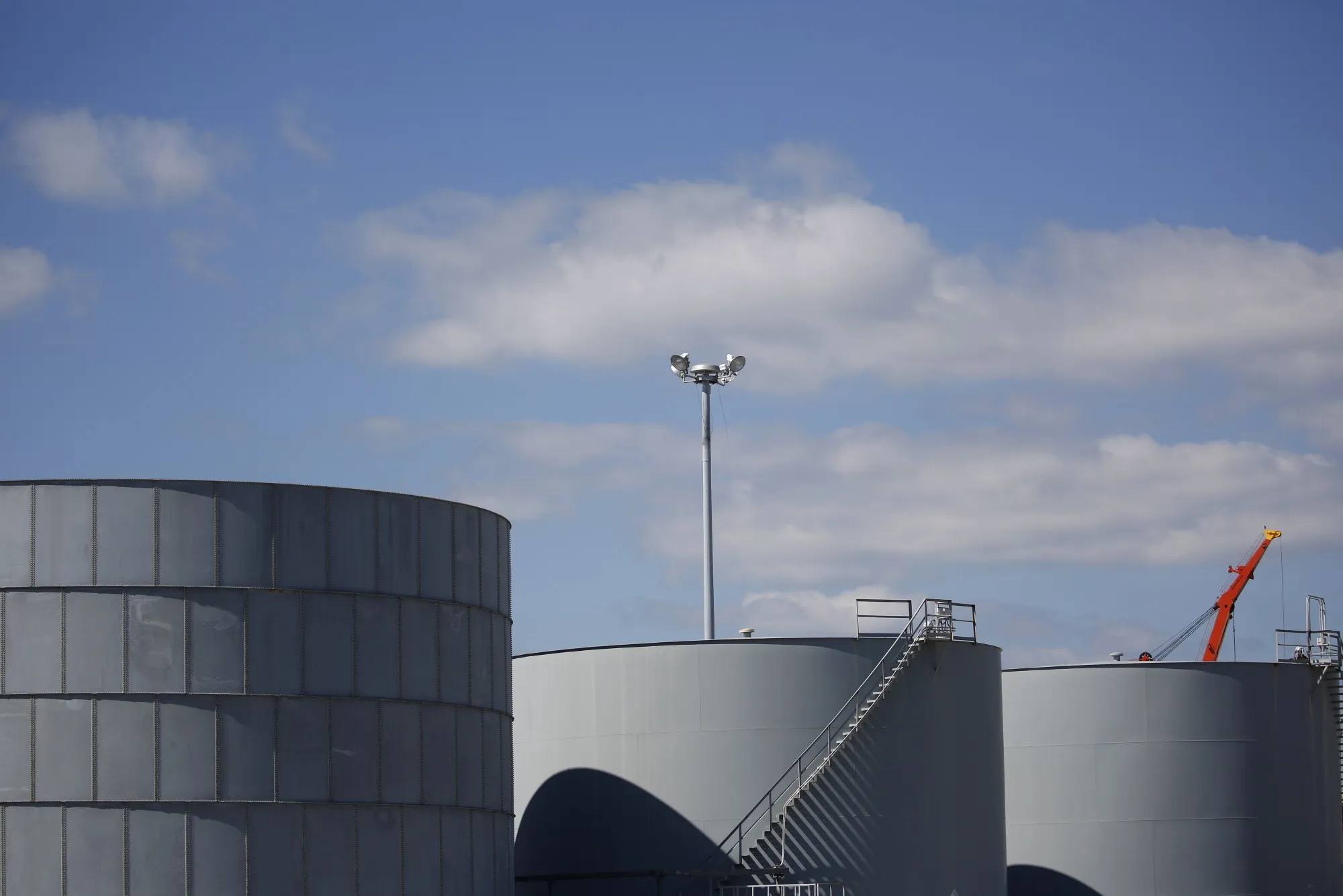Oil’s Rise Above $40 Comes as Demand Recovers, Shale Reawakens