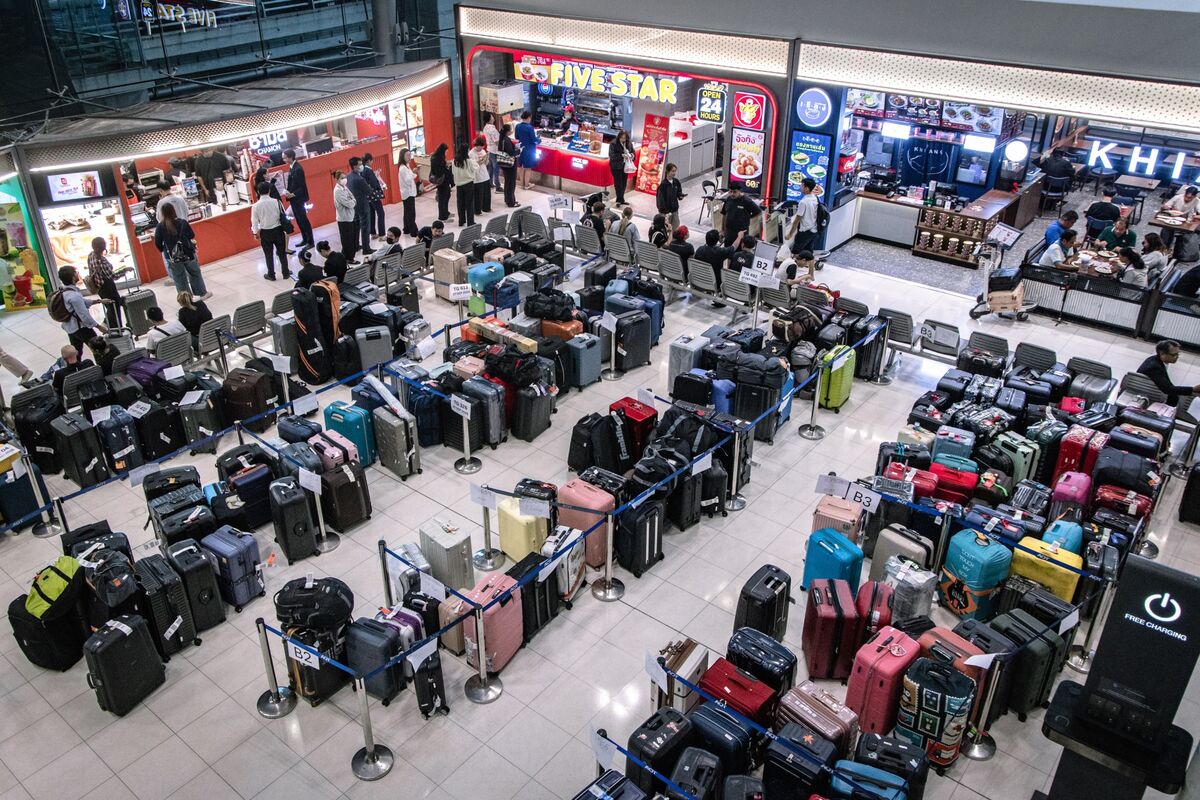 Thai Airways Battles 10,000-Bag Backlog After Bangkok Floods