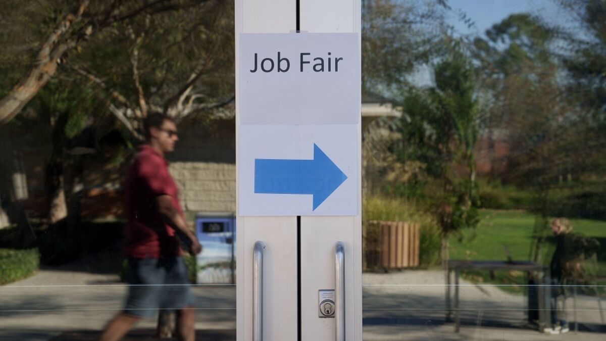 US Jobless Claims Edge Down After Winter Weather Boost