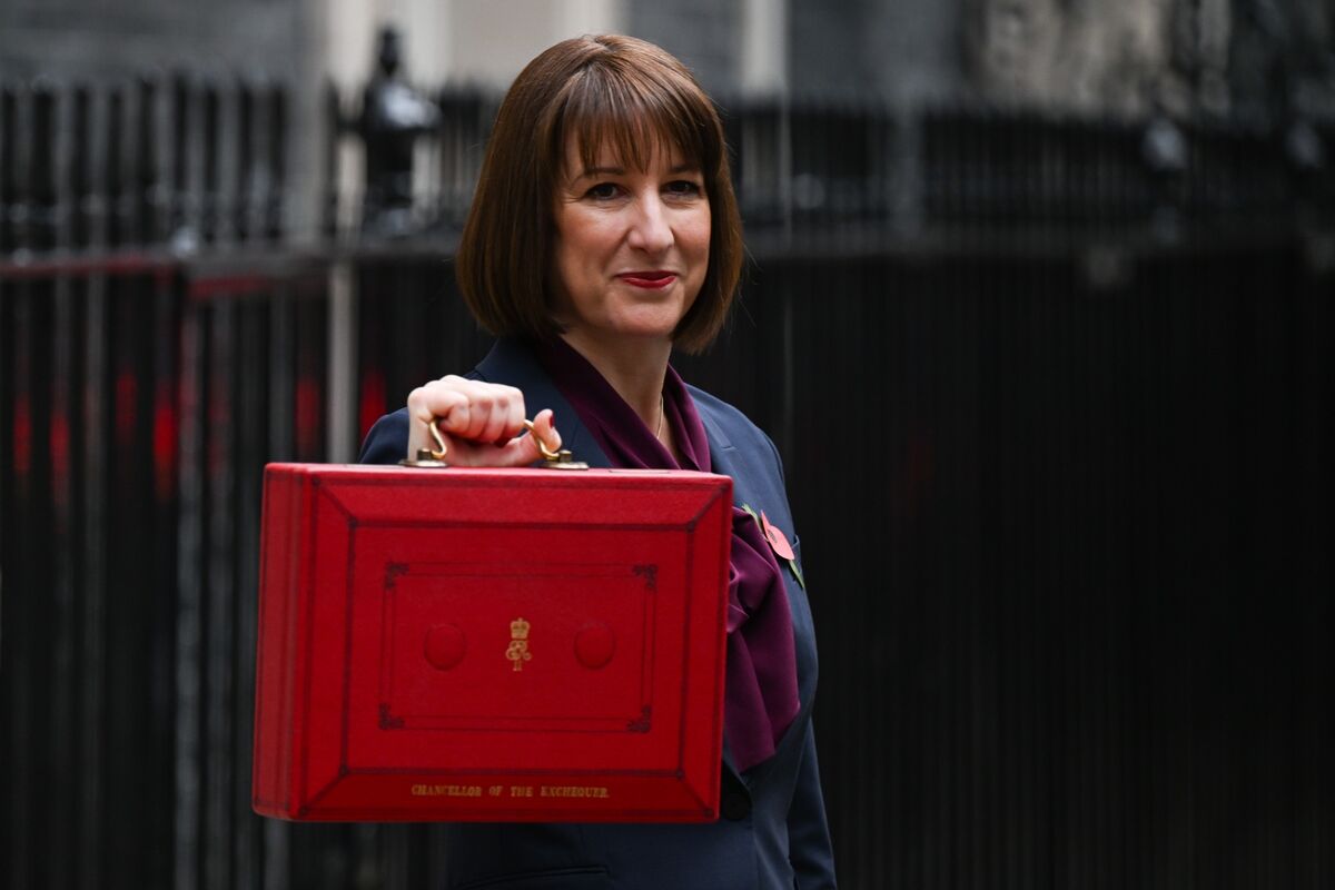 Traders Bet on Weaker Pound Into UK Budget as Fiscal Risks Climb